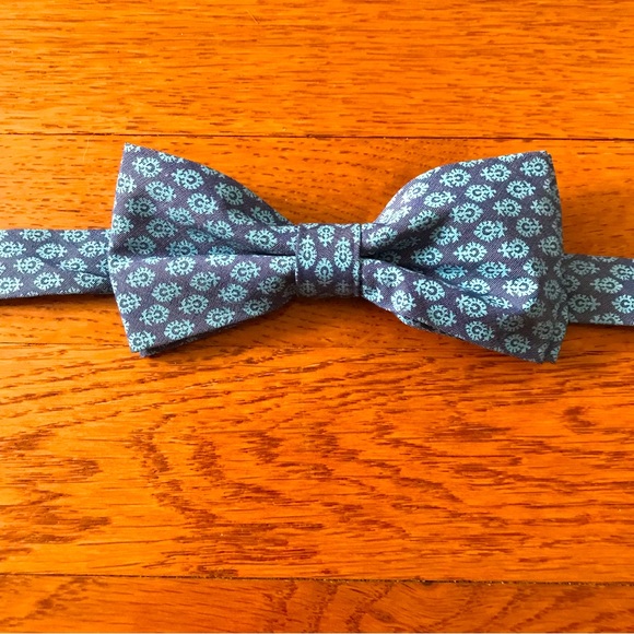 Boy’s Velcro Bowtie in Light Blue Print Pattern - Picture 1 of 7